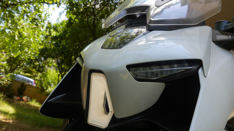 Εξωγήινη μάσκα εμπρός, θυμίζει ήρωα από το Star Wars.