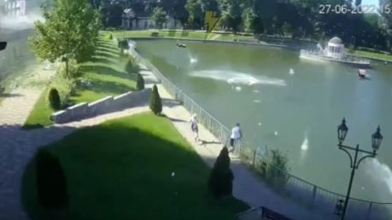 Βίντεο – ντοκουμέντο από την πυραυλική επίθεση στο εμπορικό κέντρο του Κρεμεντσούκ