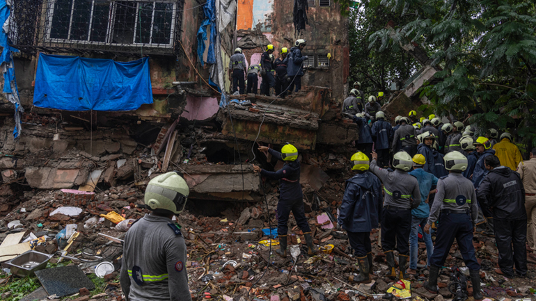 Ινδία: 11 νεκροί από κατάρρευση τετραώροφης πολυκατοικίας στην Μουμπάι