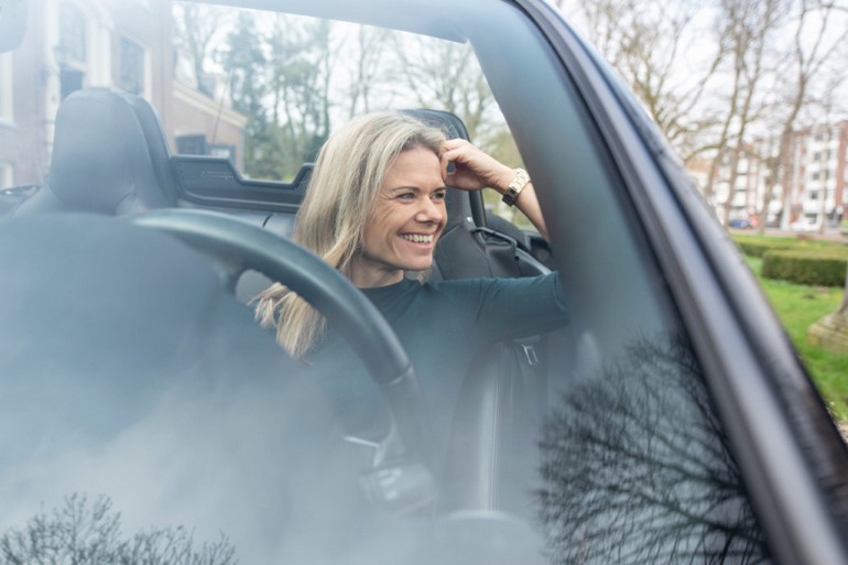 Η Odiel Mennink είναι κριτής για τα Women’s World Car of the Year και ιδρυτής του femmefrontaal.nl- ένα Ολλανδικό online περιοδικό το οποίο εστιάζει στη γυναικεία οπτική των αυτοκινήτων. Οδηγεί ένα μαύρο MX-5