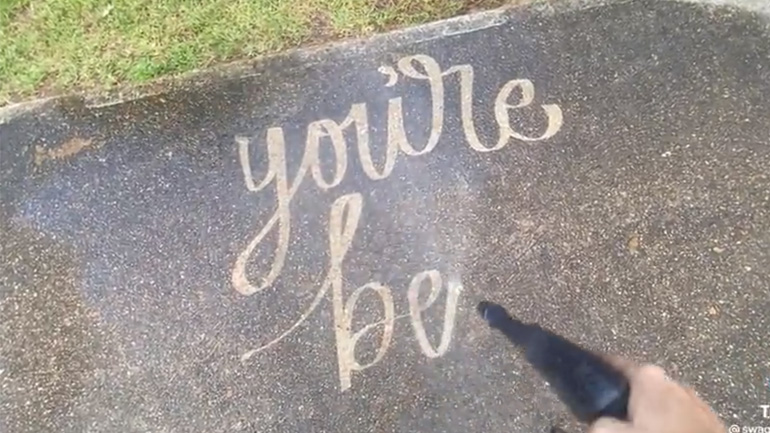 Καλλιγραφία στον δρόμο με πιεστικό νερού