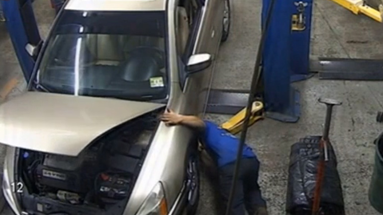 Kαπό αυτοκινήτου μαγκώνει τα δάχτυλα μηχανικού 