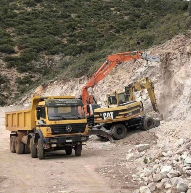 Κατά τη διάρκεια των εργασιών - Κατεδαφίζουν το βουνό για να βγάλουν πέτρες - Ποιος έδωσε εντολή και πλήρωσε τον εργολάβο να κάνει αυθαίρετες εργασίες σε χώρο με δασική βλάστηση;