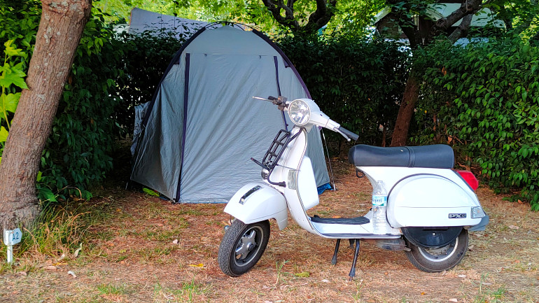 Κάμπινγκ, Vespa, καλοκαίρι, ελευθερία!