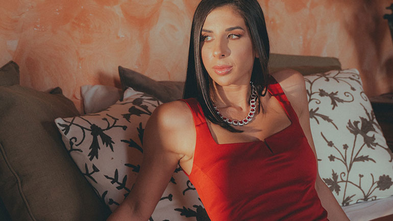 Άσπα x Mad Clip – «Oh No»: Το νέο τραγούδι και video clip του αδικοχαμένου ράπερ με την αδελφή του