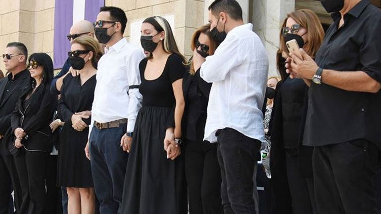 Δέσποινα Μοιραράκη: Συντετριμμένη στην κηδεία του Γιάννη Κοντούλη