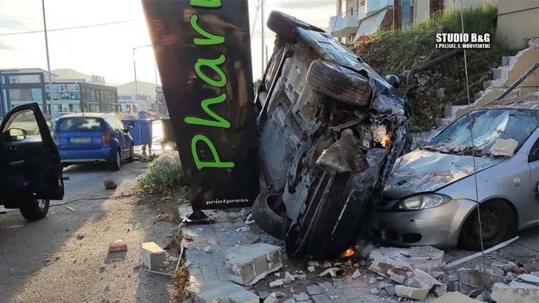 Ναύπλιο: «Τρελή» πορεία ΙΧ που γκρέμισε τοίχο και έπεσε σε σταθμευμένα οχήματα