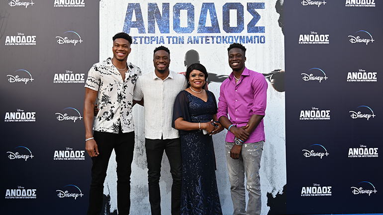 «Άνοδος: Η Ιστορία των Αντετοκούνμπο»: Η επίσημη προβολή της ταινίας του Disney+ στο γήπεδο όπου όλα ξεκίνησαν