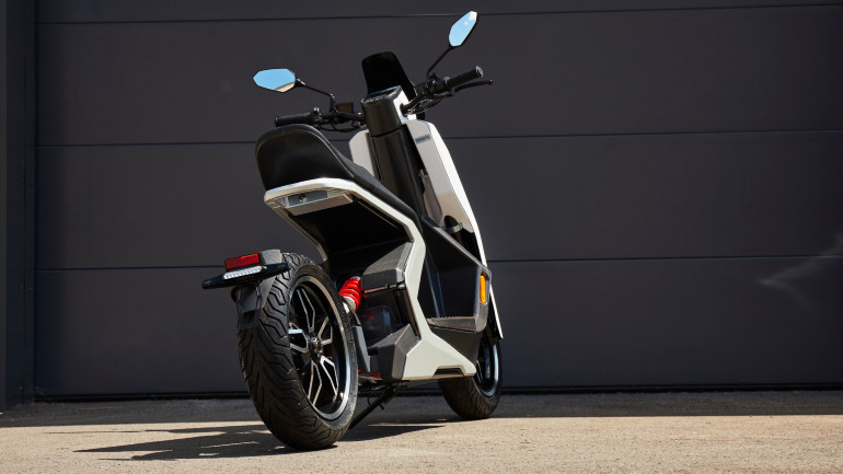 Φουτουριστικό και πολύ αθλητικό το βρετανικό scooter.