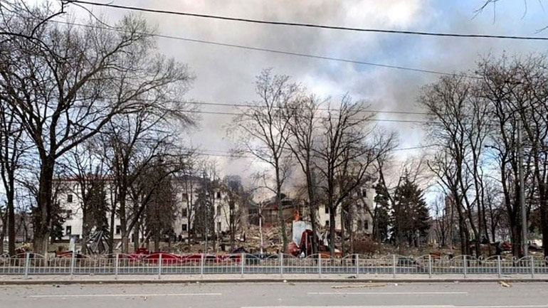 Διεθνής Αμνηστία: Ο βομβαρδισμός θεάτρου στη Μαριούπολη ήταν έγκλημα πολέμου