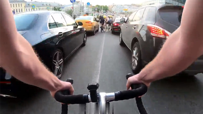 Ποδηλάτες συγκρούονται και πέφτουν πάνω σε πεζούς