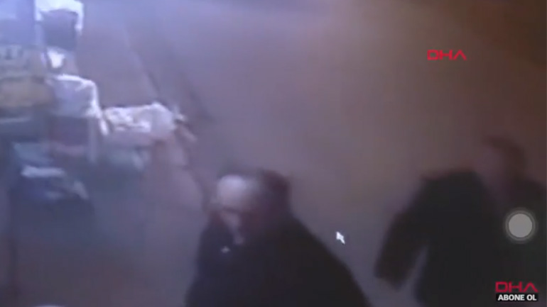 Περαστικός σκουντάει έναν άγνωστο στον ώμο και τον σώζει από ατύχημα