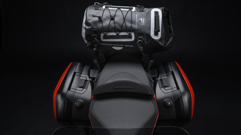 Και αδιάβροχο σακίδιο το οποίο τοποθετείται στην αλουμινένια σχάρα.