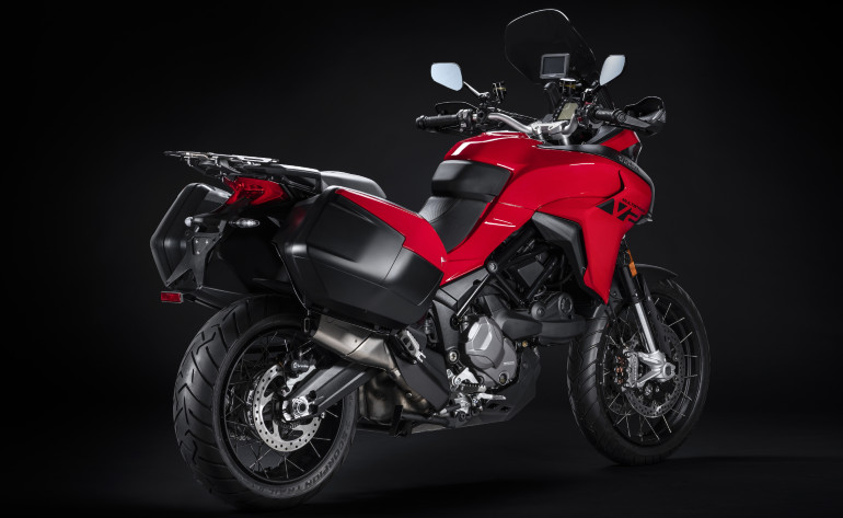 Μεγάλες βαλίτσες πίσω και εξάτμιση της Termignoni.