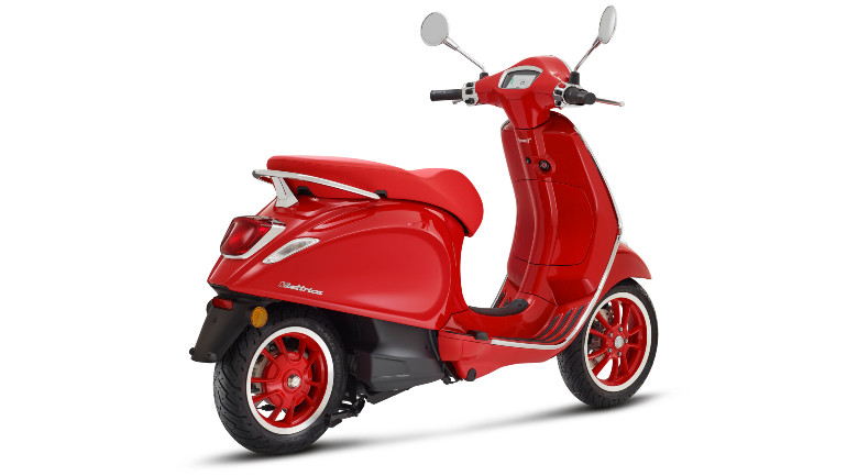 Πανέμορφη και κατακόκκινη η ηλεκτρική Vespa.