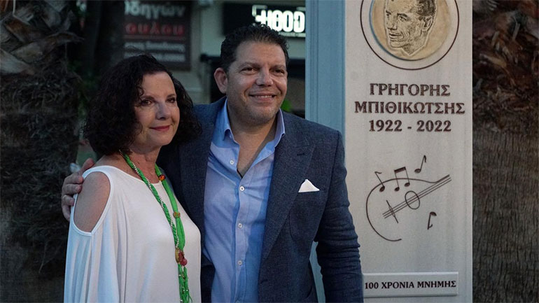Γρηγόρης-Άννα Μπιθικώτση: Συγκινημένοι στα αποκαλυπτήρια τιμητικής στήλης για τον πατέρα τους