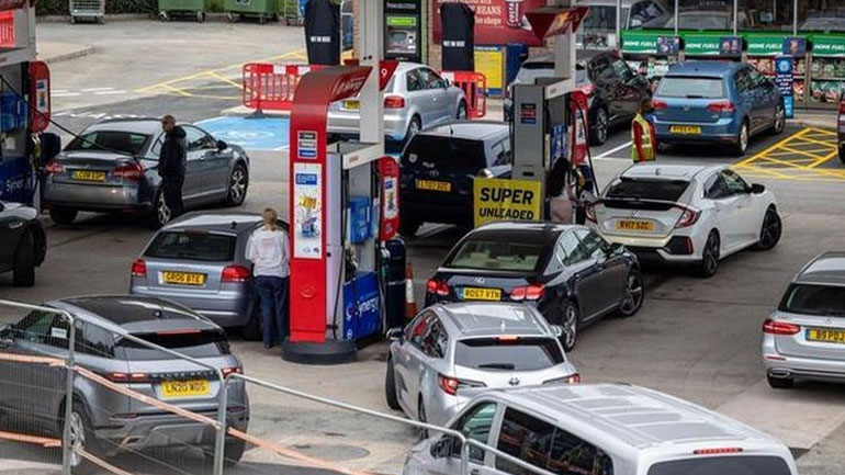 Νέο ιστορικό υψηλό για τη βενζίνη στη Βρετανία – Στις 2 λίρες το ντίζελ