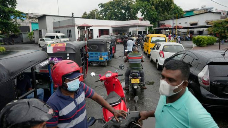 Σρι Λάνκα: Απαγορεύτηκε η πώληση βενζίνης για δύο εβδομάδες. Δείτε τι γίνεται στα πρατήρια