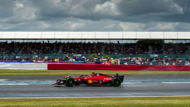 Ο Carlos Sainz κέρδισε στο βρεγμένο Silverstone την πρώτη Pole Position στην καριέρα του