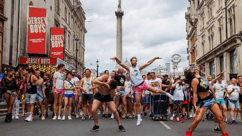 Η κοινότητα των ΛΟΑΤΚΙ γιορτάζει τα 50 χρόνια από το πρώτο Pride στο Λονδίνο
