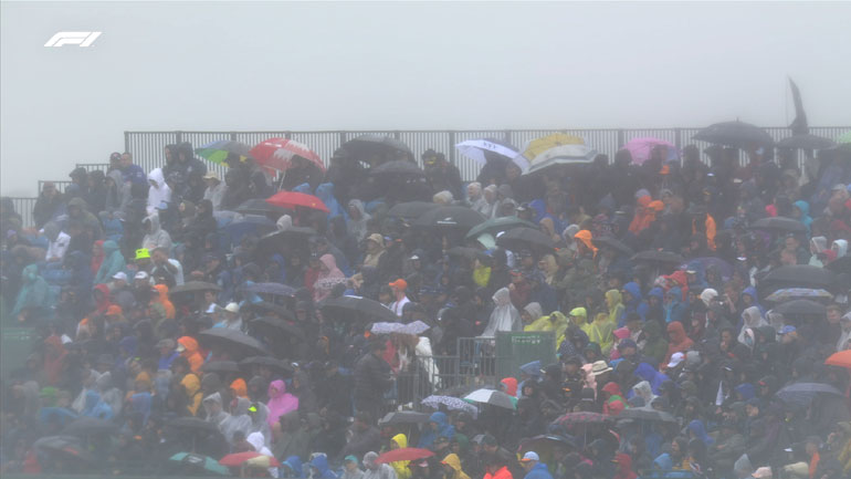 Απτόητοι οι θεατές. Όρθιοι μέσα στη βροχή περιμένουν με κομμένη την ανάσα να δουν ποιος τελικά θα είναι ο νικητής.