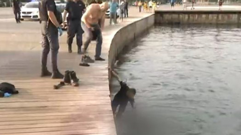 Θεσσαλονίκη: Έπεσε στον Θερμαϊκό με τις χειροπέδες για να ξεφύγει από τους αστυνομικούς Θεσσαλονίκη: Έπεσε στον Θερμαϊκό με τις χειροπέδες για να ξεφύγει από τους αστυνομικούς