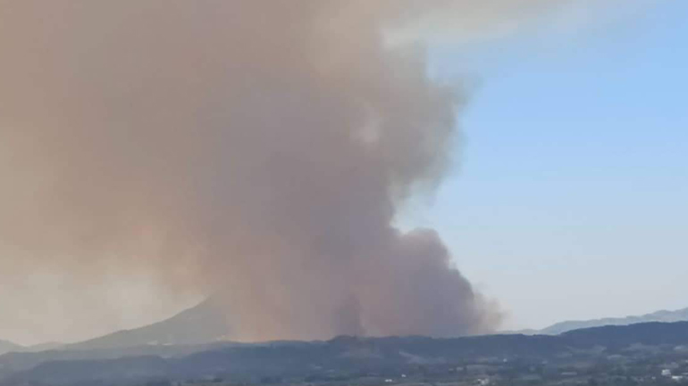 Ανεξέλεγκτη η φωτιά στην Αχαΐα- Εκκενώθηκε προληπτικά χωριό