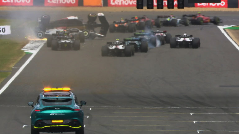 Απίστευτος αγώνας στο Silverstone. Δύο εκκινήσεις, έξι εγκαταλείψεις και νικητής ο Sainz