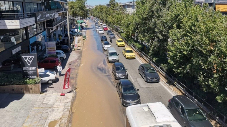 Αγία Παρασκευή: Κυκλοφοριακό κομφούζιο στη Μεσογείων – Έσπασε αγωγός της ΕΥΔΑΠ