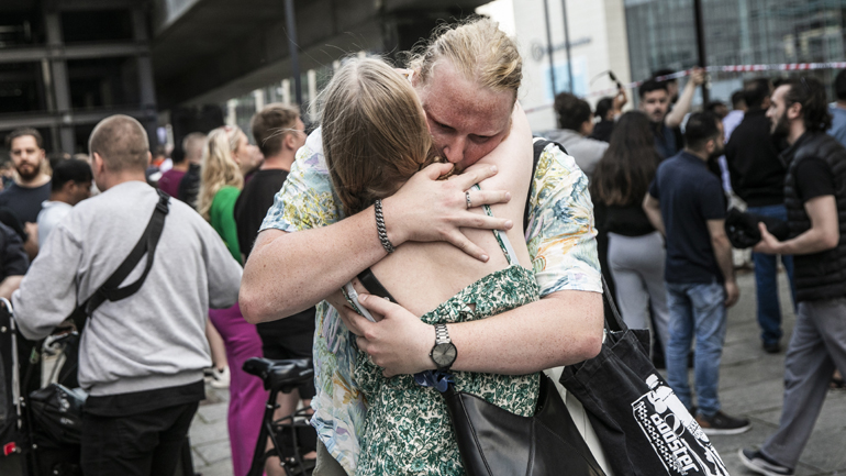 Δανία: Η στιγμή που ο δράστης της επίθεσης κυνηγάει ανθρώπους στο  εμπορικό κέντρο