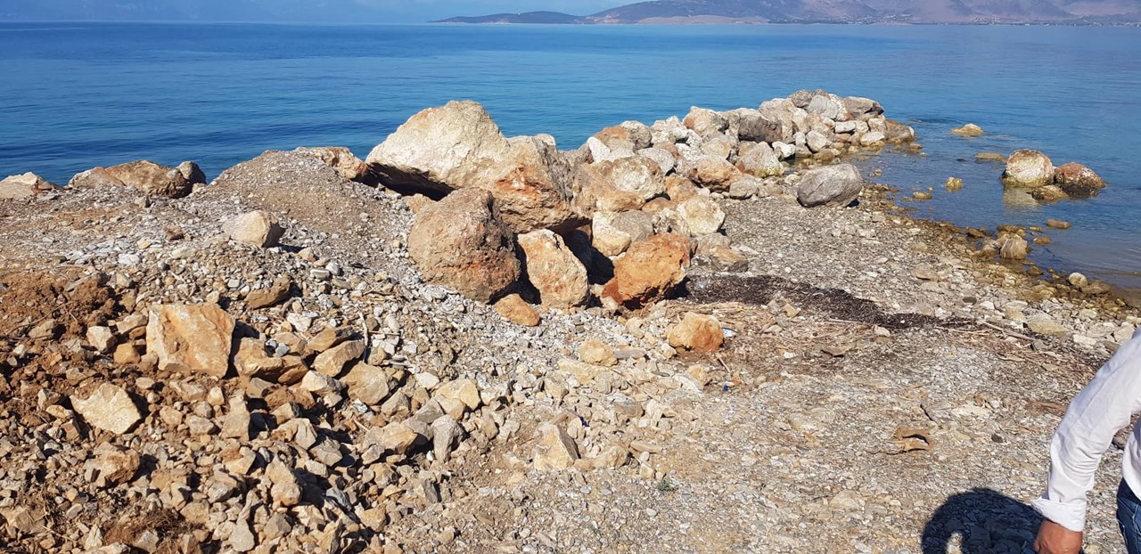 Τρύπησαν το βουνό με μηχανήματα του Δήμου χωρίς καμία έγκριση και μπάζωσαν τον αιγιαλό 