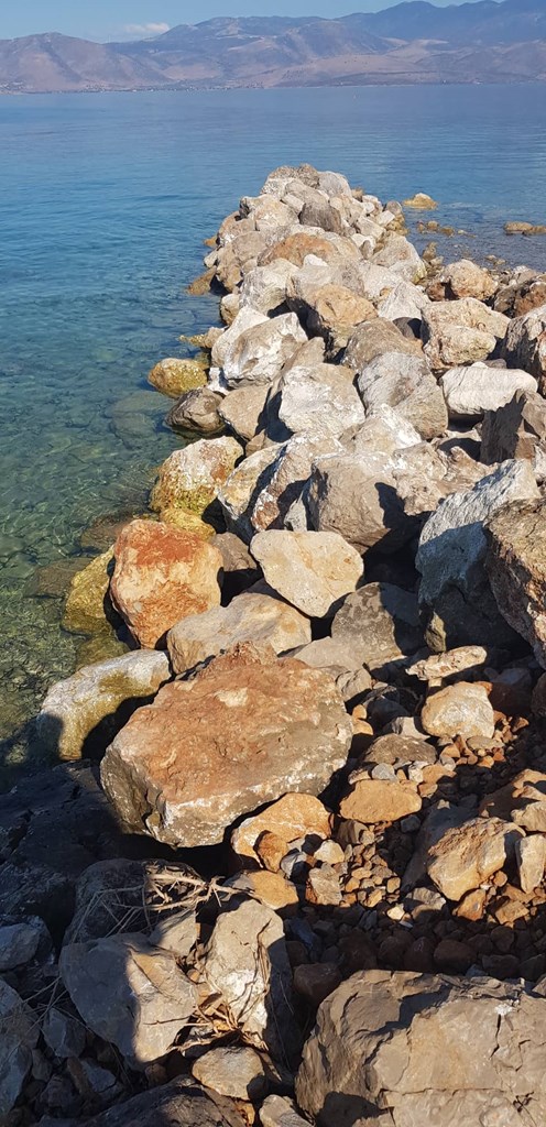 Πέτρες και μπάζα που έριξαν στη θάλασσα 