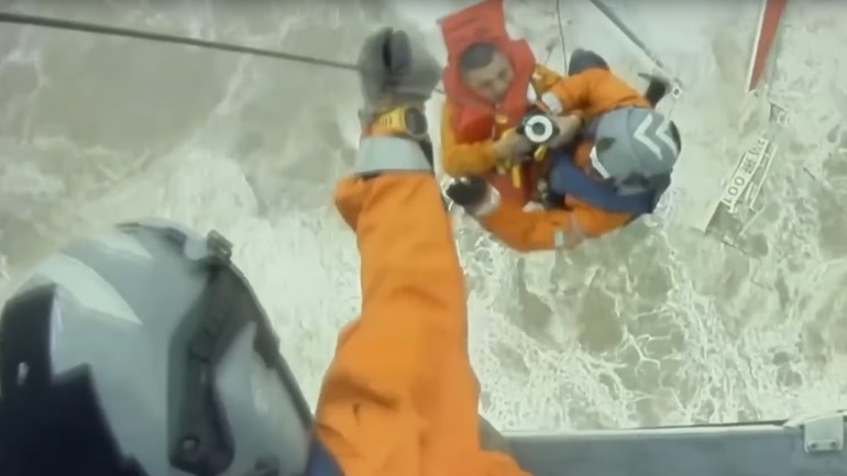 Δώδεκα πτώματα εντοπίστηκαν μετά το ναυάγιο πλοίου που κόπηκε στα δύο στο Χονγκ Κονγκ