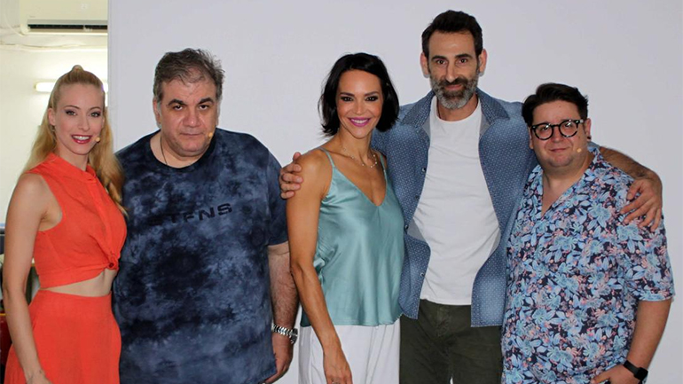 Αποθεωτική πρεμιέρα για την παράσταση «Οι γείτονες από πάνω»