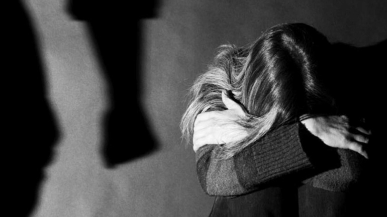 Νέο Φάληρο: Θύμα άγριου ξυλοδαρμού 30χρονη από τον σύντροφό της – Την ξυλοκόπησε και την παράτησε ημιλιπόθυμη στο δρόμο