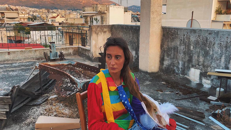 «Ένας κλόουν στη Διονυσίου»: Ένα νέο single από τη Σίλια Κατραλή