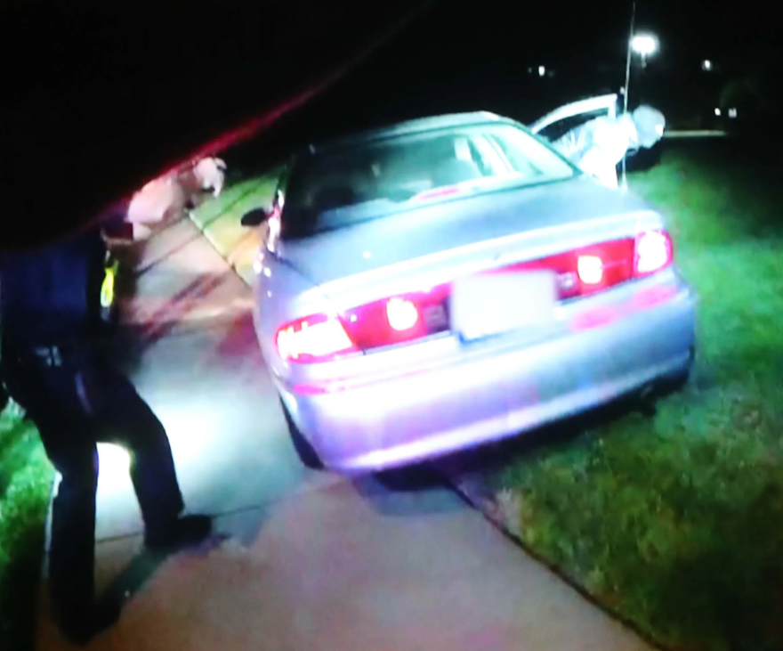 Η στιγμή που ο Τζέιλαντ Γουόκερ με την κουκούλα βγαίνει από το αυτοκίνητο και δέχεται τους πυροβολισμούς 