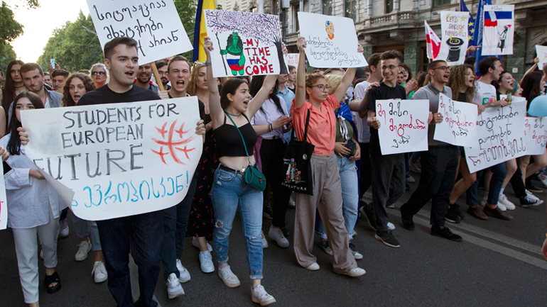 Γεωργία: Χιλιάδες διαδηλωτές βγήκαν  στους δρόμους υπέρ της ευρωπαϊκής προοπτικής