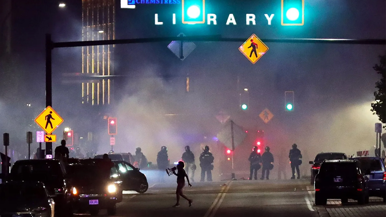 Απαγόρευση κυκλοφορίας στο Άκρον του Οχάιο, λόγω ταραχών για τον θάνατο του Τζ. Γουόκερ από πυρά αστυνομικών