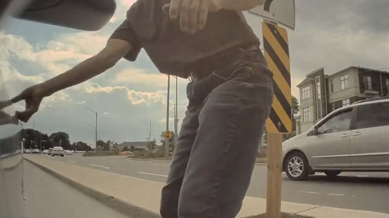 Πώς τα Tesla σταματάνε τους τσαμπουκάδες στον δρόμο;