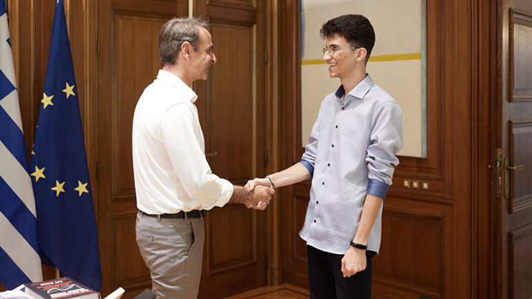 Συνάντηση Μητσοτάκη στο Μαξίμου με τον αριστούχο Ιρανό μαθητή Κουρός Νουρμοχαμαντί Μπαϊγκί