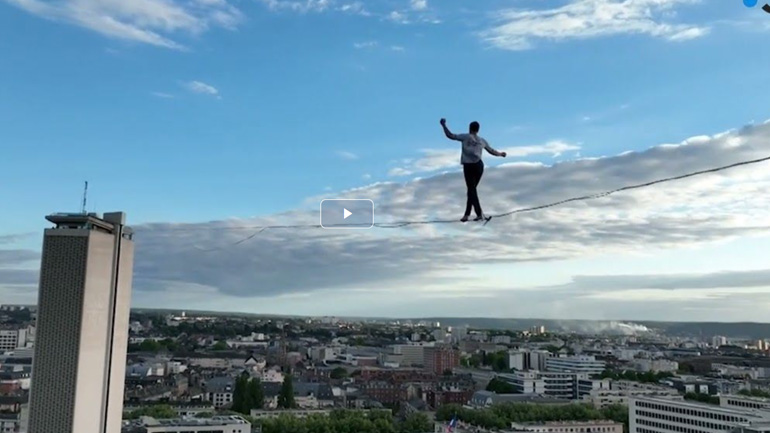 Ο σχοινοβάτης που διέσχισε τον Σηκουάνα από ψηλά