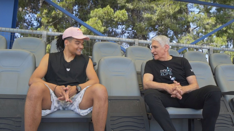 Ο Coach Παναγιώτης Γιαννάκης συζητά με τον Εμμανουήλ Καραλή