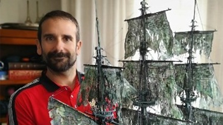 «Πειρατές της Καραϊβικής»: Μοντελιστής, φιλοτέχνησε τον «Ιπτάμενο Ολλανδό» της ταινίας