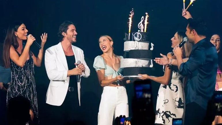 Νίκος Οικονομόπουλος: Η τούρτα-έκπληξη που του έκαναν οι συνεργάτες του για τα γενέθλιά του