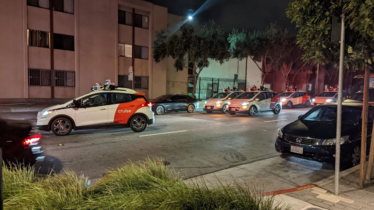 Αυτόνομα ταξί «κράσαραν» όλα μαζί και μπλόκαραν κεντρική λεωφόρο