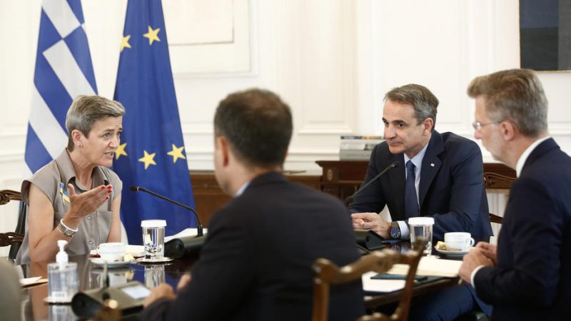 Η αντιπρόεδρος της Ευρωπαϊκής Επιτροπής, Μαργκρέτε Βεστάγκερ, τα είπε έξω από τα δόντια στον Κυριάκο Μητσοτάκη κατά την πρόσφατη συνάντησή τους στο Μέγαρο Μαξίμου.