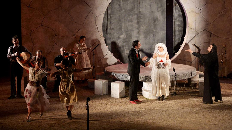 Ο «Ματωμένος Γάμος» με τη Μαρία Τζομπανάκη που καθήλωσε τους θεατές στο αρχαίο θέατρο Δίου