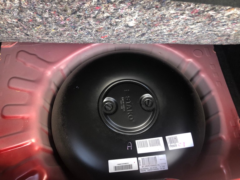 Η δεξαμενή υγραερίου - εργοστασιακή εγκατάσταση- βρίσκεται κάτω από το χώρο αποσκευών