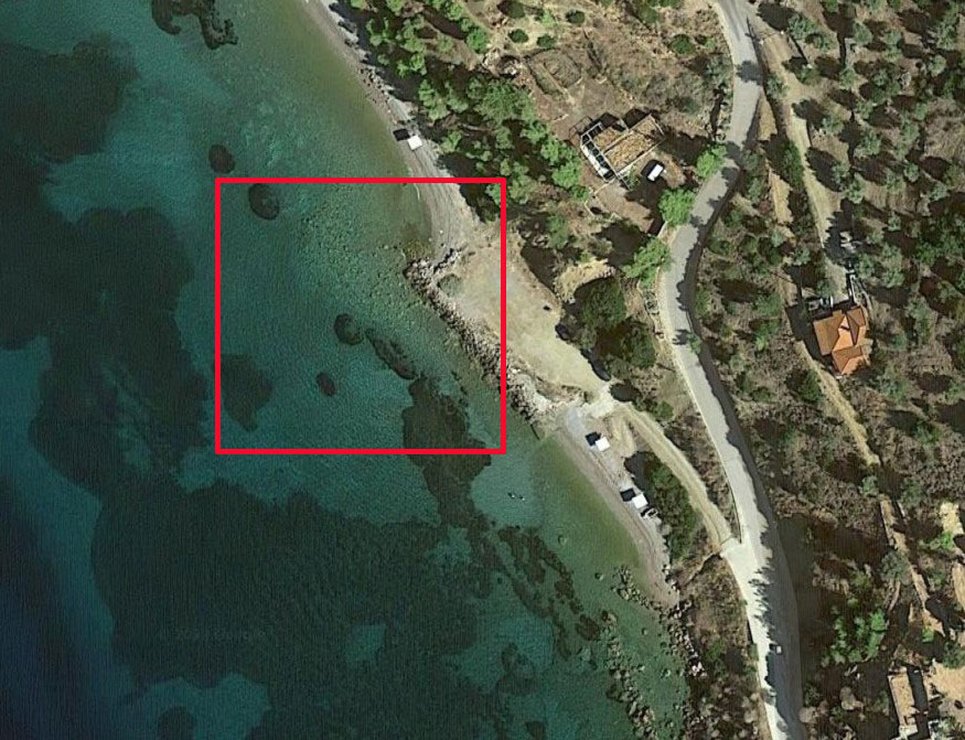 Σε αυτό το σημείο, λίγο πιο δίπλα από την παραλία έσκαψαν χωρίς άδειες, και μπάζωσαν τον αιγιαλό. 